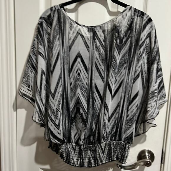 Iz Byer Short Flowing Sleeve Blouson Top White Black Medium Like new - Picture 6 of 7